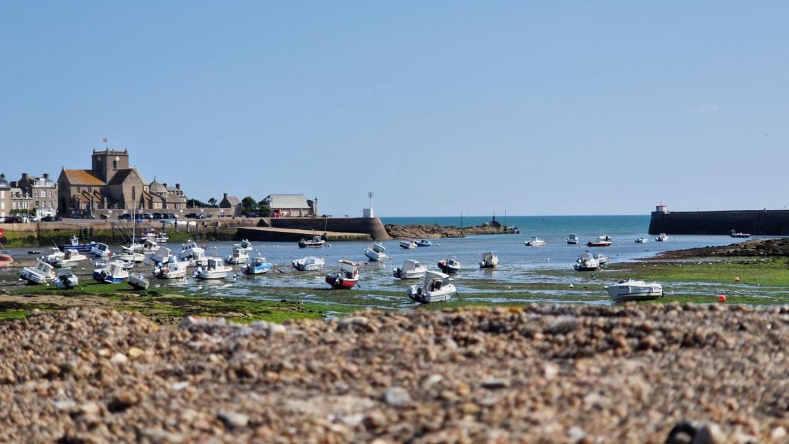 Le Prieure Barfleur Bed & Breakfast Bagian luar foto