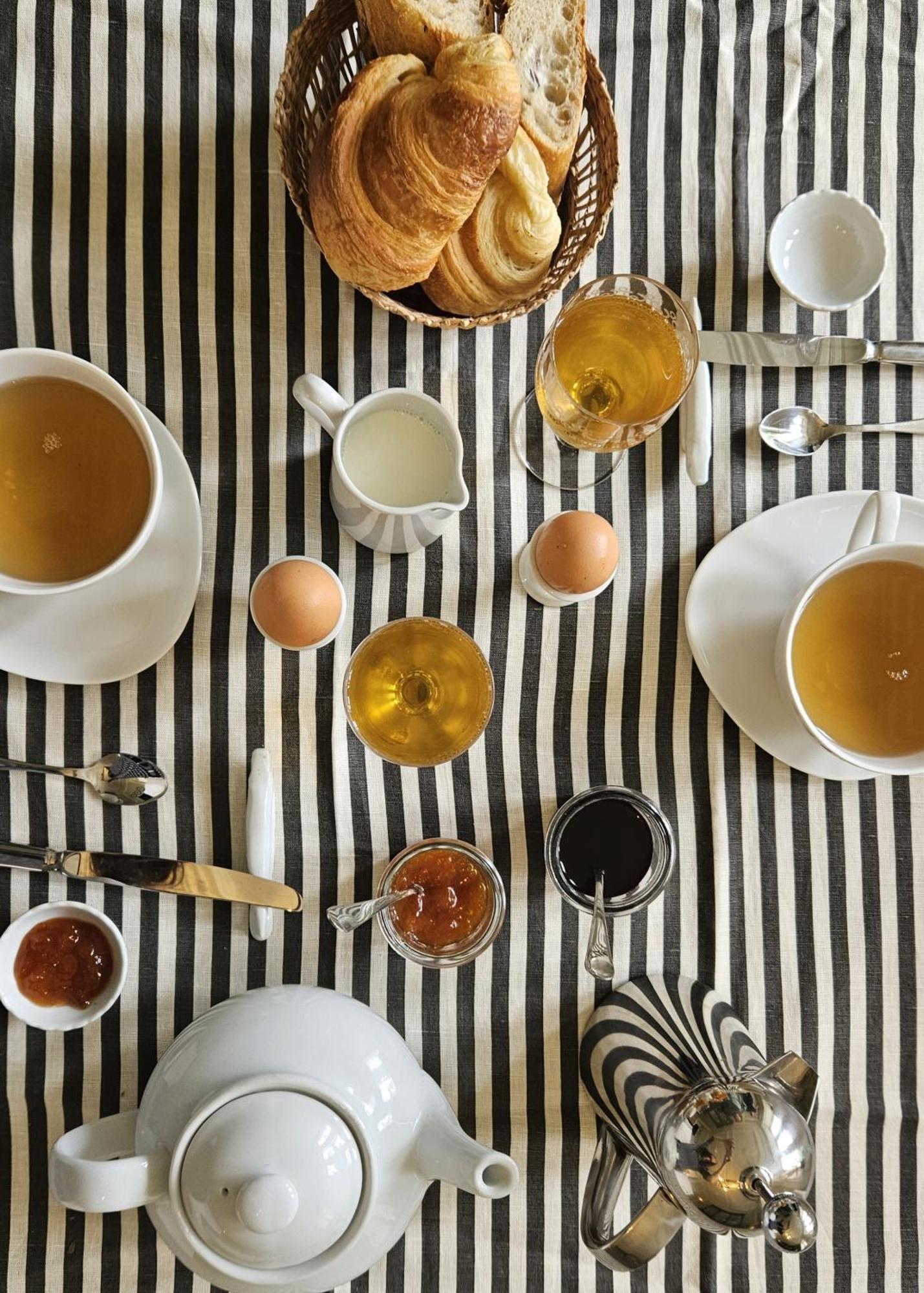 Le Prieure Barfleur Bed & Breakfast Bagian luar foto
